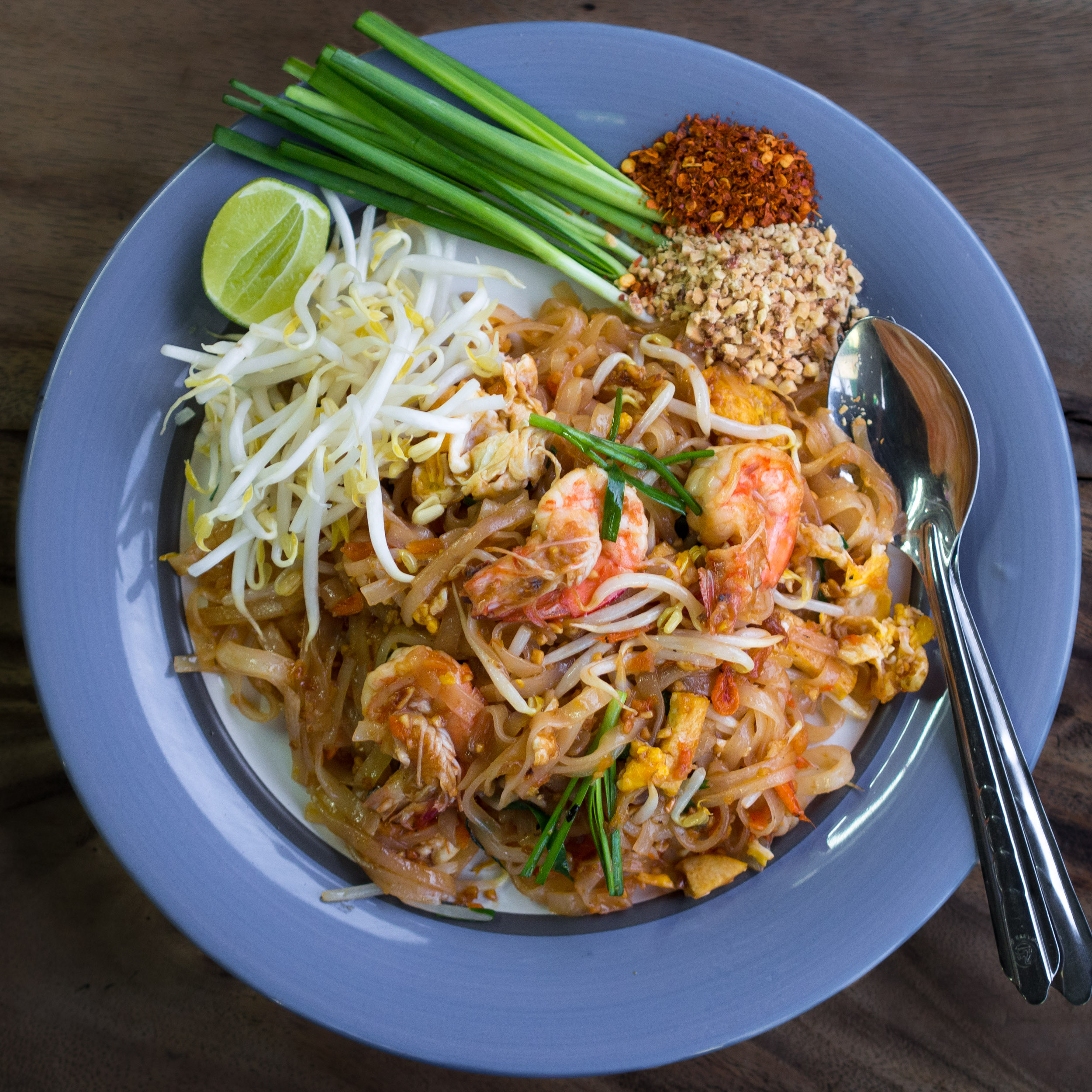 ผัดไทยกุ้งสไตล์สตรีทฟู้ดในเชียงใหม่