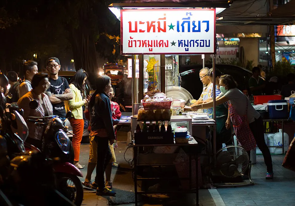 Chang Phuak Gate Night Market ตลาดกลางคืนเชียงใหม่ยามค่ำคืน – ฟีลสตรีทฟู้ดและช้อปปิ้ง