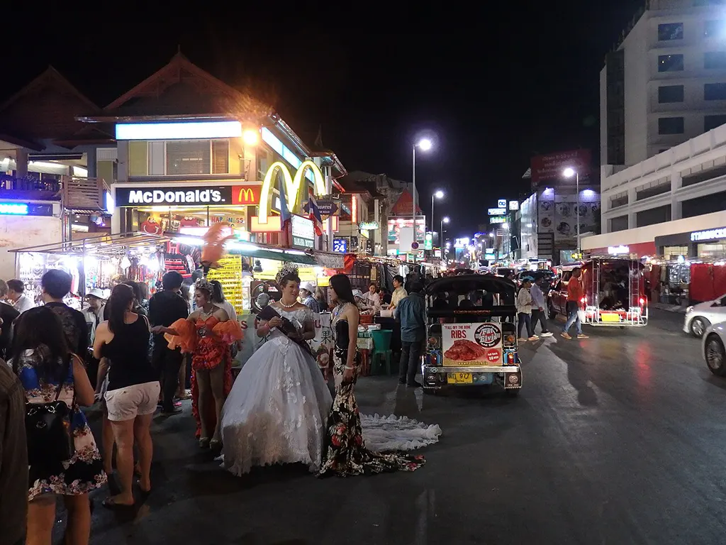Night Bazaar Chiang Mai ตลาดกลางคืนเชียงใหม่ยามค่ำคืน – ฟีลสตรีทฟู้ดและช้อปปิ้ง