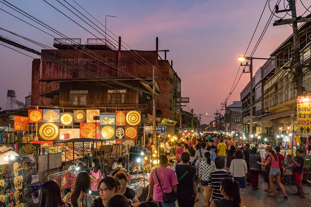 Wua Lai Walking Street ตลาดกลางคืนเชียงใหม่ยามค่ำคืน – ฟีลสตรีทฟู้ดและช้อปปิ้ง