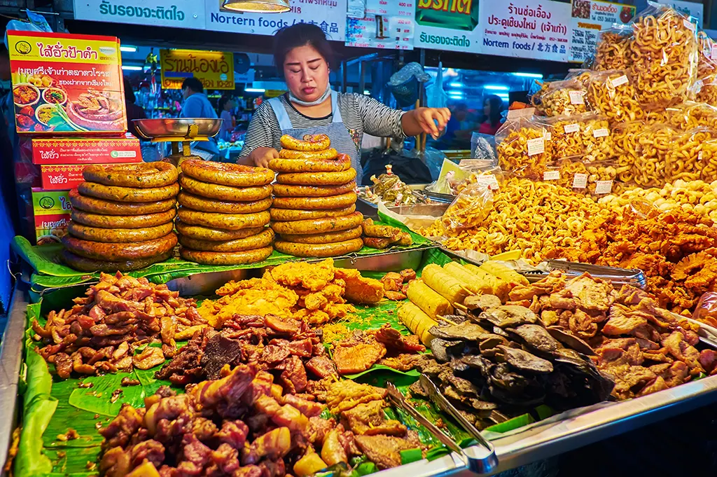 chiang mai gate market-1 ตลาดกลางคืนเชียงใหม่ยามค่ำคืน – ฟีลสตรีทฟู้ดและช้อปปิ้ง