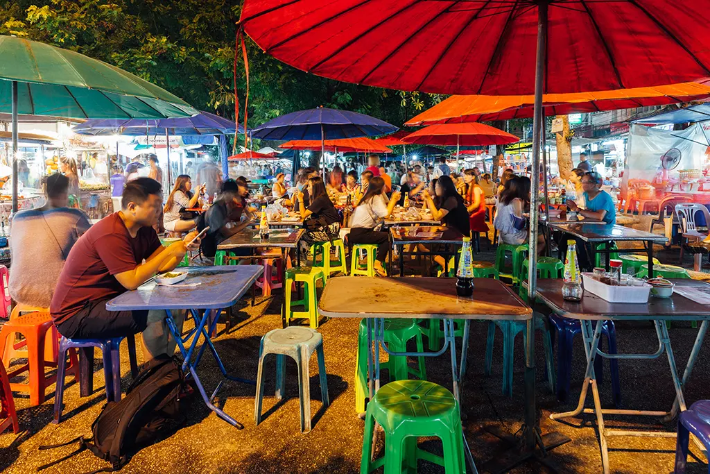 chiang mai gate market-2 ตลาดกลางคืนเชียงใหม่ยามค่ำคืน – ฟีลสตรีทฟู้ดและช้อปปิ้ง