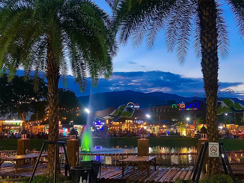 kad manee night market ตลาดกลางคืนเชียงใหม่ยามค่ำคืน – ฟีลสตรีทฟู้ดและช้อปปิ้ง