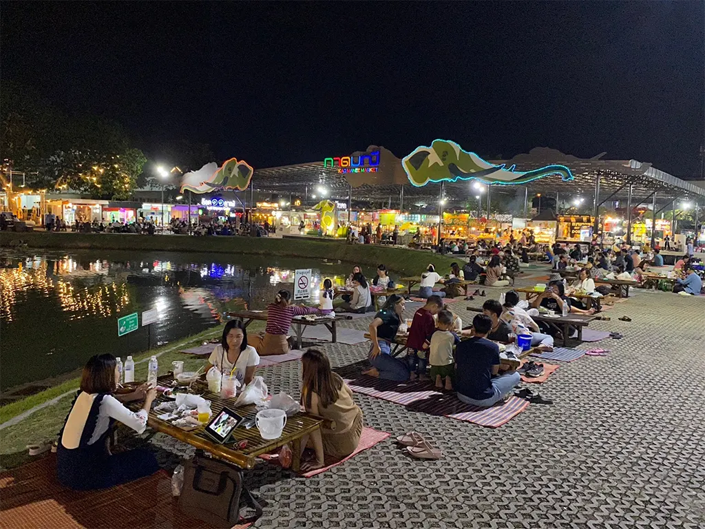 kad manee night market ตลาดกลางคืนเชียงใหม่ยามค่ำคืน – ฟีลสตรีทฟู้ดและช้อปปิ้ง