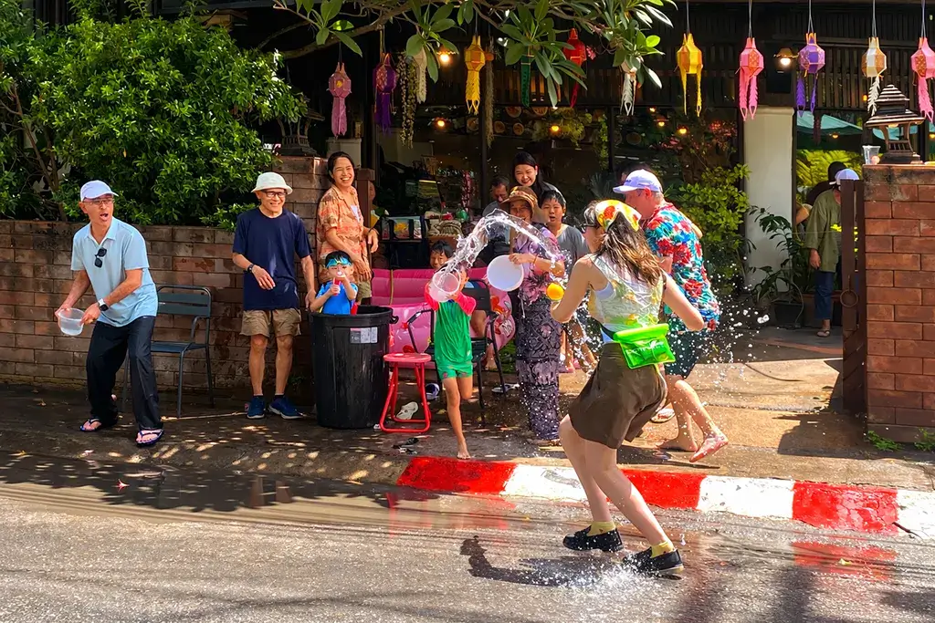 Songkran at Thaan Aoan เที่ยวสงกรานต์เชียงใหม่ ร้านตาลอ่อน